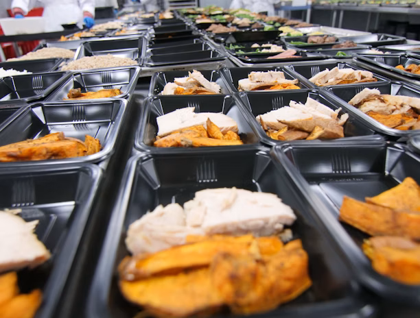 Marmitas organizadas em containers para entrega