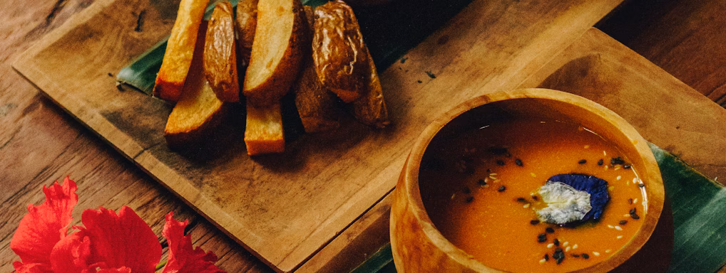 Sopa caseira com pão artesanal
